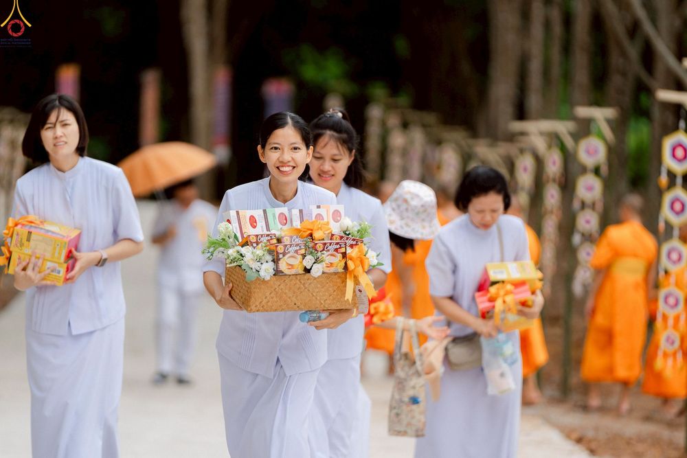 ภาพ No.239354:วันอาทิตย์ที่ 17 สิงหาคม พ.ศ. 2568 พิธีกดปุ่มอัญเชิญรูปเหมือน พระมงคลเทพมุนี (สด จันทสโร)  ณ มหาวิหารแก้วพระมงคลเทพมุนี  ศูนย์ปฏิบัติธรรมแก้วเมืองเลย