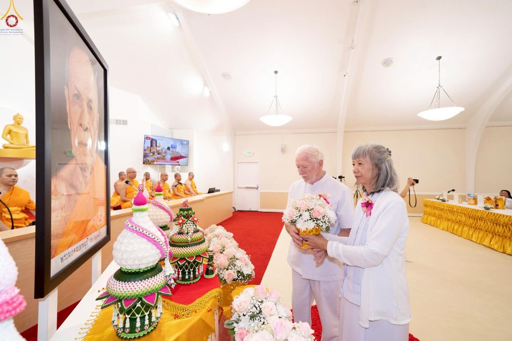 ภาพ No.252003:วันที่ 9 ตุลาคม พ.ศ. 2568 วัดพระธรรมกายซีลีคอนวัลเลย์ Dhammakaya Meditation Center Silicon Vally  เมืองมอแกนฮิลล์ รัฐเคลิฟอร์เนีย สหรัฐอเมริกา  ได้จัดงาน วันคล้ายวันเกิดด้วยรูปกายเนื้อ  พระมงคลเทพมุนี ครบ 141 ปี โดยมีกำหนดการช่วงเย็น พิธีมุทิตาสักการะพระ