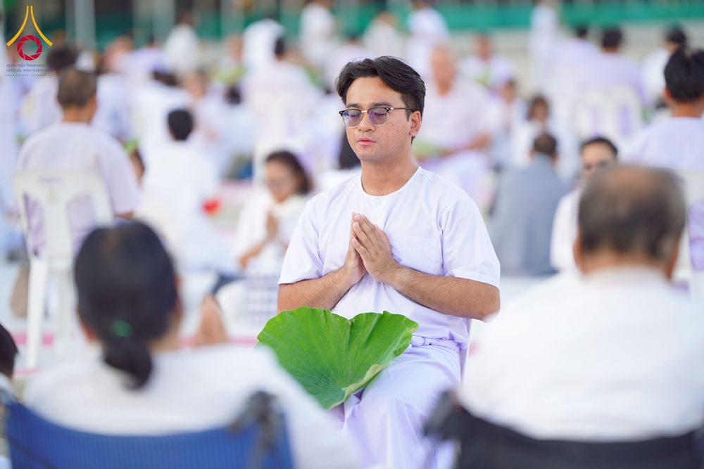 ภาพ No.274711:วันอาทิตย์ที่ 30 พฤศจิกายน พ.ศ. 2568 พิธีปลงผม โครงการอุปสมบทบูชาธรรมมหาปูชนียาจารย์ ปี 2568 ณ ลานธรรมพระมหาธรรมกายเจดีย์ ฝั่งทิศตะวันตก ระหว่างวิหารคดหมายเลข 8 และ 9 วัดพระธรรมกาย