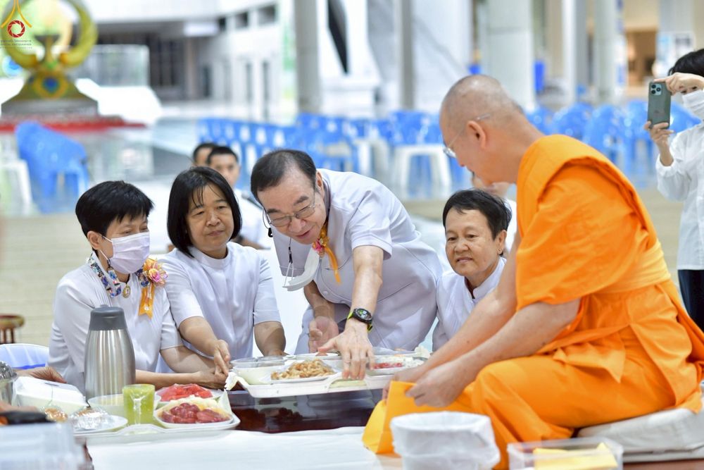 ภาพ No.231860:วันที่ 5 กรกฎาคม พ.ศ. 2568 พิธีถวายภัตตาหารเมนูสวรรค์ เพื่อการบรรลุธรรม ณ หอฉันคุณยายอาจารย์ฯ วัดพระธรรมกาย