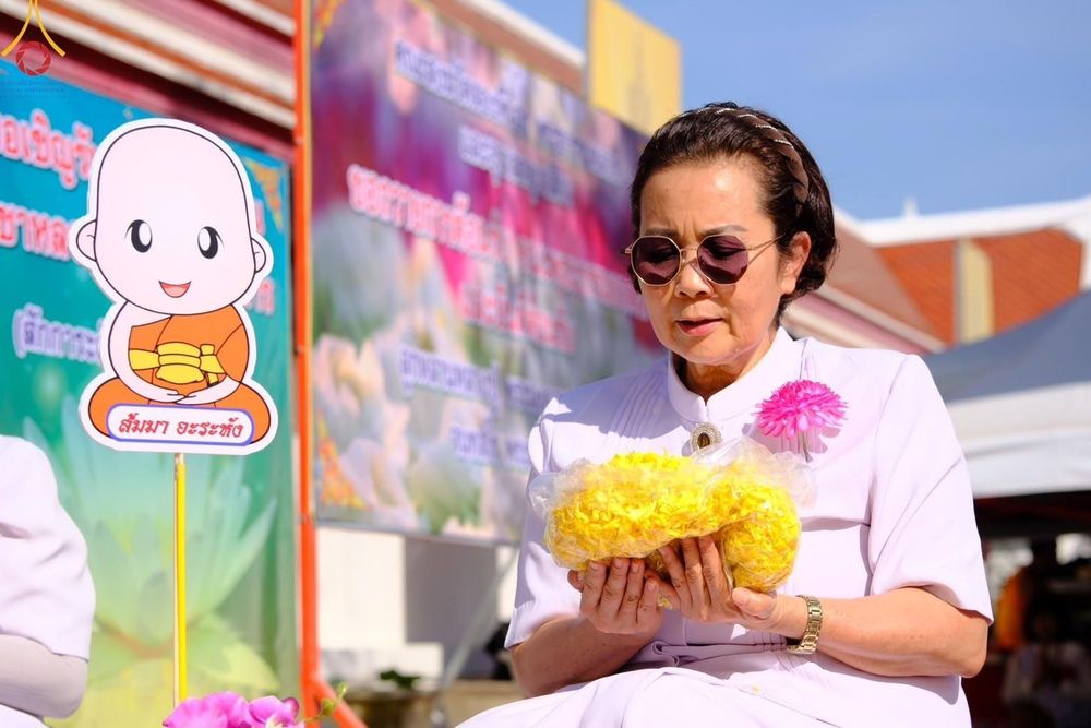 ภาพ No.193219:พิธีต้อนรับพระธรรมยาตรา ณ อนุสรณ์สถาน สถานที่เกิดในเพศสมณะ วัดสองพี่น้อง อำเภอสองพี่น้อง จังหวัดสุพรรณบุรี ในโครงการธรรมยาตรา กตัญญูบูชา มหาปูชนียาจารย์ พระมงคลเทพมุนี(สด จนฺทสโร) พระผู้ปราบมาร อนุสรณ์สถาน 7 แห่ง ปีที่ 13 วันที่ 11 มกราคม พ.ศ. 2568