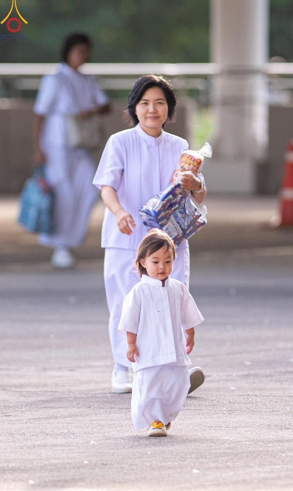 ภาพ No.143355:พิธีตักบาตร ข้าวสารอาหารแห้ง ณ บ้านแก้วเรือนทองคุณยายฯ และ พิธีบูชาข้าวพระ  ณ สภาธรรมกายสากล วัดพระธรรมกาย วันอาทิตย์ที่ 7 กรกฎาคม พ.ศ. 2567