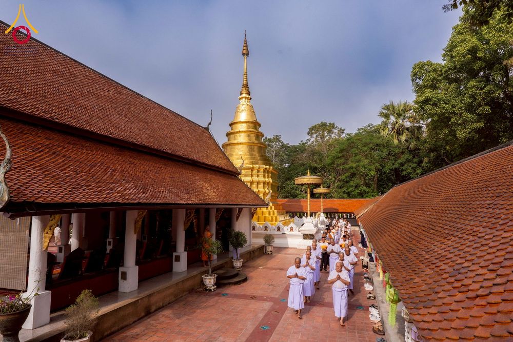 ภาพ No.275823:วันพุธที่ 3 ธันวาคม พ.ศ. 2568 พิธีบรรพชาอุปสมบท โครงการอุปสมบทบูชาธรรมมหาปูชนียาจารย์ ศูนย์อบรม : ศูนย์ส่งเสริมศีลธรรม จ.พะเยา ณ โบราณสถานพระธาตุจอมทอง และ โบสถ์กลางน้ำ วัดพระธาตุศรีโคมคำ อำเภอเมือง จังหวัดพะเยา