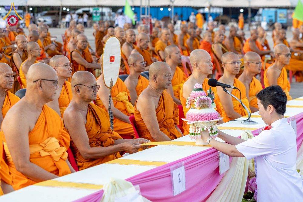 ภาพ No.250503:วันพุธที่ 8 ตุลาคม พ.ศ. 2568 พิธีตักบาตรเทโวโรหณะ ณ ลานธรรมปทุมรัตน์ธรรมเจดีย์ พุทธอุทยานนานาชาติ อ.โพนพิสัย จ.หนองคาย