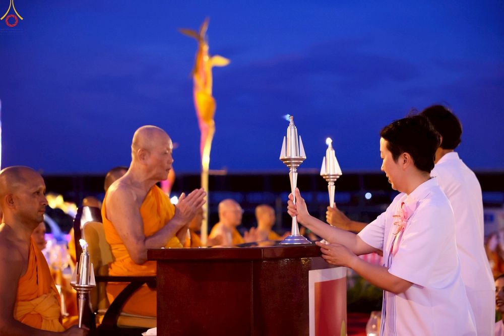 ภาพ No.253602:วันที่ 10 ตุลาคม พ.ศ. 2568 พิธีจุดประทีปบูชาพระผู้ปราบมาร, พิธีจุดประทีปบนพระมหาธรรมกายเจดีย์  20,000 ดวง เนื่องในวันคล้ายวันเกิดครบรอบ 141 ปี พระมงคลเทพมุนี (สด จนฺทสโร)