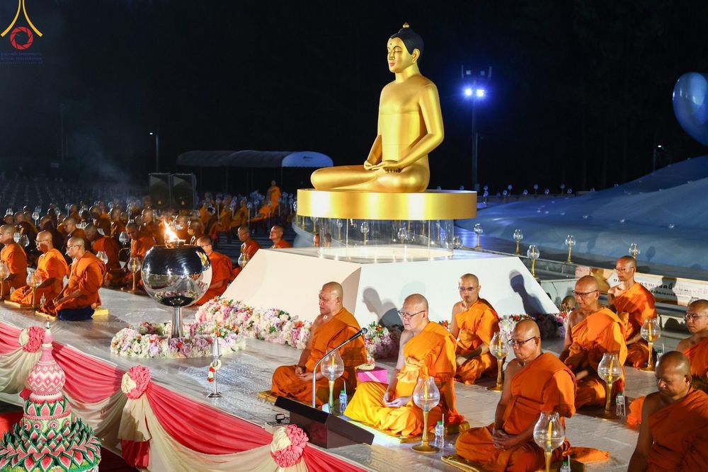 ภาพ No.175908:พิธีจุดประทีปโคมลาน, โคมลอยและลอยกระทง ถวายประทีปเป็นพุทธบูชา สร้างความสว่างไสวให้กับแผ่นดินด้วยแสงธรรม วันที่ 15 พฤศจิกายน พ.ศ. 2567 ณ พุทธอุทยานนานาชาติ อ.โพนพิสัย จ.หนองคาย