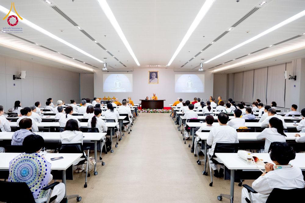 ภาพ No.222479:วันที่ 21 เมษายน พ.ศ. 2568 หลวงพ่อทัตตชีโวต้อนรับคณะสงฆ์จีน ณ อาคาร 100 ปี คุณยายมหารัตนอุบาสิกาจันทร์ ขนนกยูง วัดพระธรรมกาย