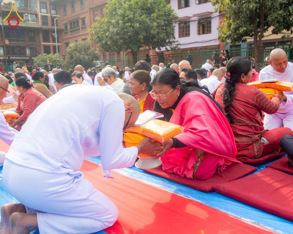 ภาพ No.209731:วันที่ 28 กุมภาพันธ์ พ.ศ.2568 พิธีเปิดโครงการบวชสามเณร พิธีถวายไทยธรรม พิธีขอขมามอบผ้าไตร  ณ เมืองปาตัน ประเทศเนปาล