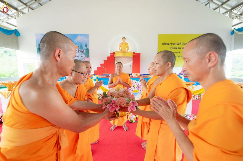 ภาพ No.255228:วันที่ 12 ตุลาคม พ.ศ. 2568 พิธีอัญเชิญพระบรมสารีริกธาตุและบรรจุ ลงในพระเกตุพระประธาน , พิธีทอดกฐินสามัคคีทั่วไทย 30,000 วัด โดยคณะศิษยานุศิษย์ วัดพระธรรมกาย  บูชาธรรม 81 ปี หลวงพ่อธัมมชโย ณ ธุดงคสถานเขาย้อย จ.เพชรบุรี