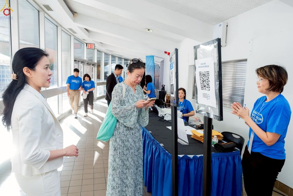 ภาพ No.249729:วันอาทิตย์ที่ 28 กันยายน พ.ศ. 2568 การปฏิบัติธรรมบูชาธรรม 108 ปี แห่งการบรรลุธรรมของหลวงปู่วัดปากน้ำ ได้จุดประทีปสันติภาพไปทั่วโลก และได้ร่วมเสวนาทางปัญญา เพื่อการขยายพระพุทธศาสนาวิชชาธรรมกายไปทั่วโลก  ในงาน HTC Newyork USA