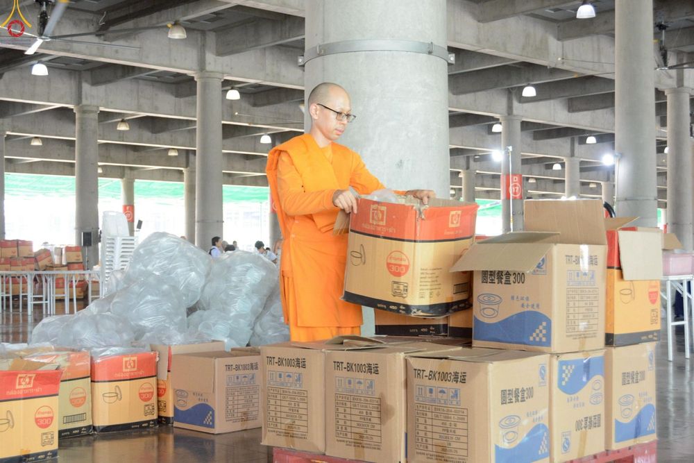 ภาพ No.246655:วันที่ 12 กันยายน พ.ศ. 2568 การเก็บงาน จัดเก็บไฟ LED ของเจ้าหน้าที่ทุกสถานะ ณ วิหารคด วัดพระธรรมกาย