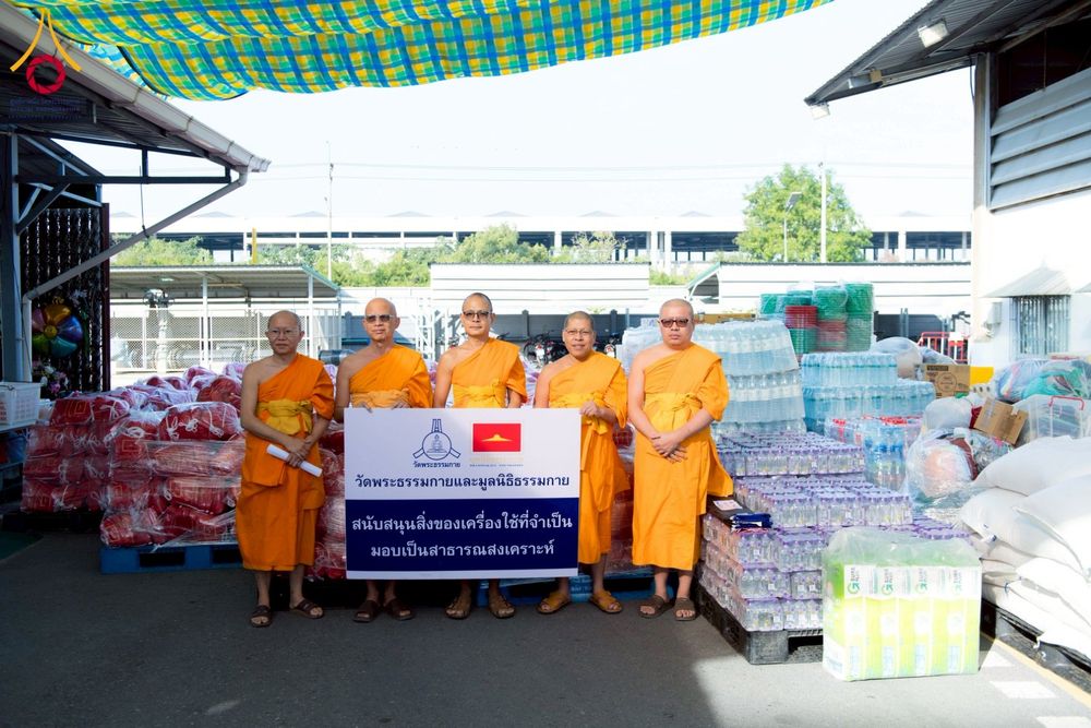 ภาพ No.273637:วันที่ 27 พฤศจิกายน พ.ศ. 2568 คณะศิษยานุศิษย์วัดพระธรรมกาย มูลนิธิธรรมกาย มอบอาหารและสิ่งของความช่วยเหลือให้พี่น้องชาวใต้ ผู้ประสบอุทกภัยน้ำท่วม