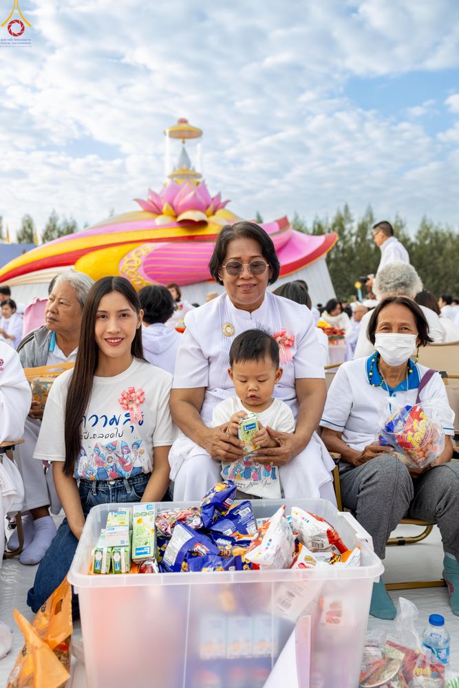 ภาพ No.302764:วันที่ 24 มกราคม พ.ศ. 2569 พิธีตักบาตรพระธรรมยาตรา(ภาพชุดที่ 2) ณ อนุสรณ์สถานลำดับที่ 5 สถานที่เผยแผ่วิชชาธรรมกายครั้งแรก อนุสรณ์สถานบางปลา วัดบางปลา อำเภอบางเลน จังหวัดนครปฐม ในโครงการธรรมยาตรา กตัญญูบูชา มหาปูชนียาจารย์ พระมงคลเทพมุนี(สด จนฺทสโร) พระผู