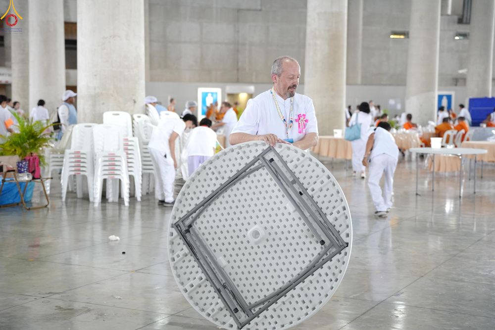 ภาพ No.325901:วันที่ 22 เมษายน พ.ศ.2569(วันคุ้มครองโลก) งานถวายมหาสังฆทาน 40,000 กว่าวัดทั่วประเทศ เจ้าหน้าที่ สาธุชน ร่วมใจจัดเตรียมภัตตาหารเพล (ชุด 2)