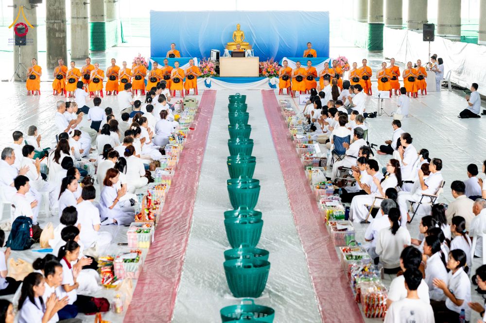 ภาพ No.336066:วันที่ 20 มิถุนายน พ.ศ. 2569 พิธีตักบาตรฉลองพระใหม่ โครงการอุปสมบทธรรมทายาทอุดมศึกษา รุ่นที่ 53