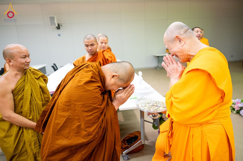 ภาพ No.323371:หลวงพ่อทัตตชีโว รองเจ้าอาวาสวัดพระธรรมกาย ถวายการต้อนรับปฏิสันถารคณะสงฆ์จากประเทศศรีลังกา