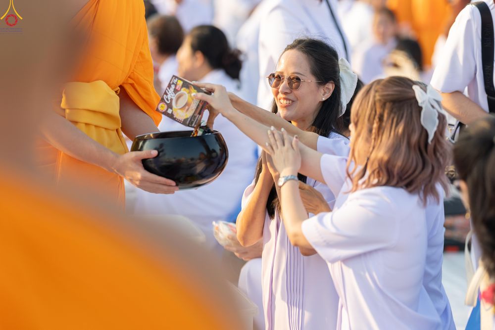 ภาพ No.279876:วันที่ 1 มกราคม พ.ศ.2569 พิธีตักบาตรในวันขึ้นปีใหม่ ณ ลานธรรม วัดพระธรรมกาย