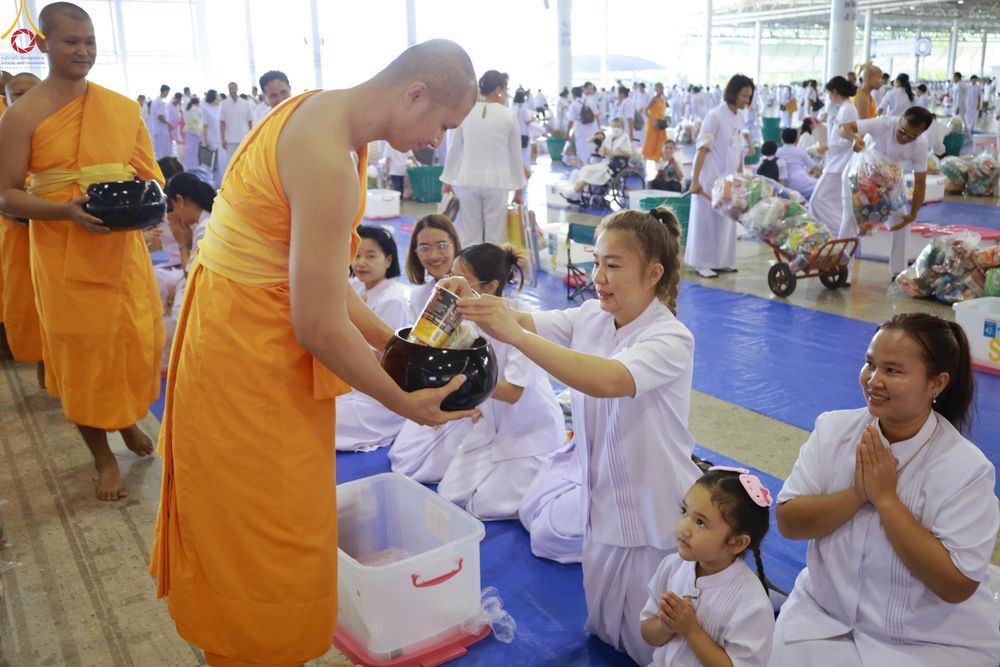 ภาพ No.318215:วันอาทิตย์ต้นเดือนที่ 5 เมษายน พ.ศ.2569 พิธีตักบาตร ณ บ้านแก้วเรือนทองคุณยายอาจารย์ฯ วัดพระธรรมกาย