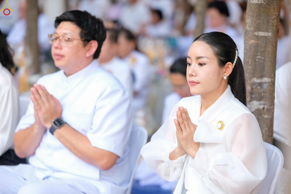 ภาพ No.290111:วันที่ 6 มกราคม พ.ศ. 2569 พิธีจุดประทีปถวายเป็นพุทธบูชา และบูชาธรรมมหาปูชนียาจารย์ (ภาพชุดที่ 2) ณ อนุสรณ์สถานมหาวิหารพระมงคลเทพมุนี (โลตัสแลนด์) อ.สองพี่น้อง จ.สุพรรณบุรี ในโครงการธรรมยาตรา กตัญญูบูชา มหาปูชนียาจารย์ พระมงคลเทพมุนี(สด จนฺทสโร) พระผู้ปรา