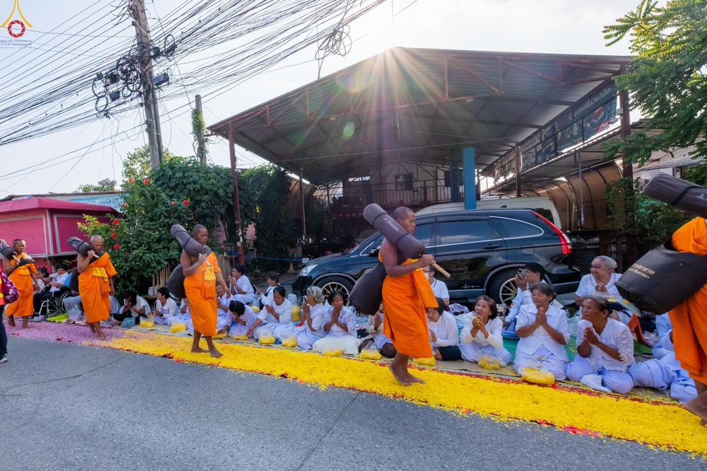 ภาพ No.295074:วันที่ 14 มกราคม พ.ศ. 2569 พิธีต้อนรับพระธรรมยาตรา อนุสรณ์สถานลำดับที่ 4  สถานที่เกิดด้วยกายธรรม ณ วัดโบสถ์บน ต.บางคูเวียง จ.นนทบุรี ในโครงการธรรมยาตรา กตัญญูบูชา มหาปูชนียาจารย์ พระมงคลเทพมุนี(สด จนฺทสโร) พระผู้ปราบมาร อนุสรณ์สถาน 7 แห่ง ปีที่ 14