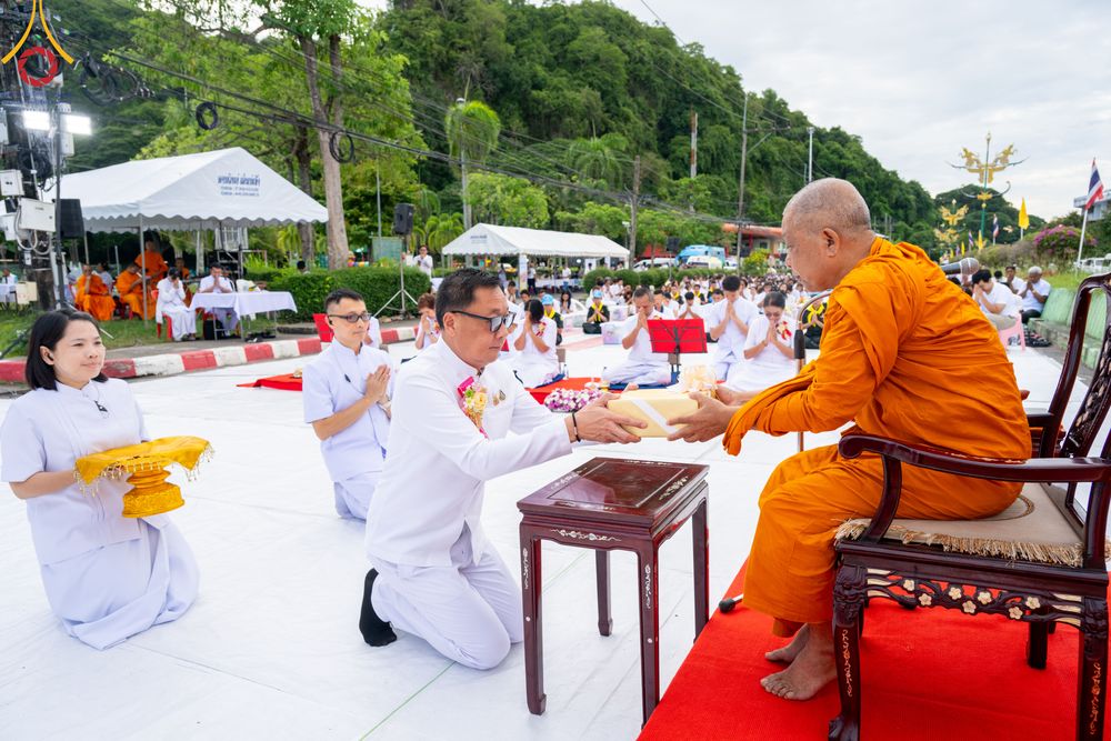 ภาพ No.341164:วันที่ 27 กรกฎาคม พ.ศ. 2569 พิธีตักบาตรพระ 1,000 รูป เมืองพัทลุง  ณ ถนนราเมศวร์ อ.เมือง จ.พัทลุง