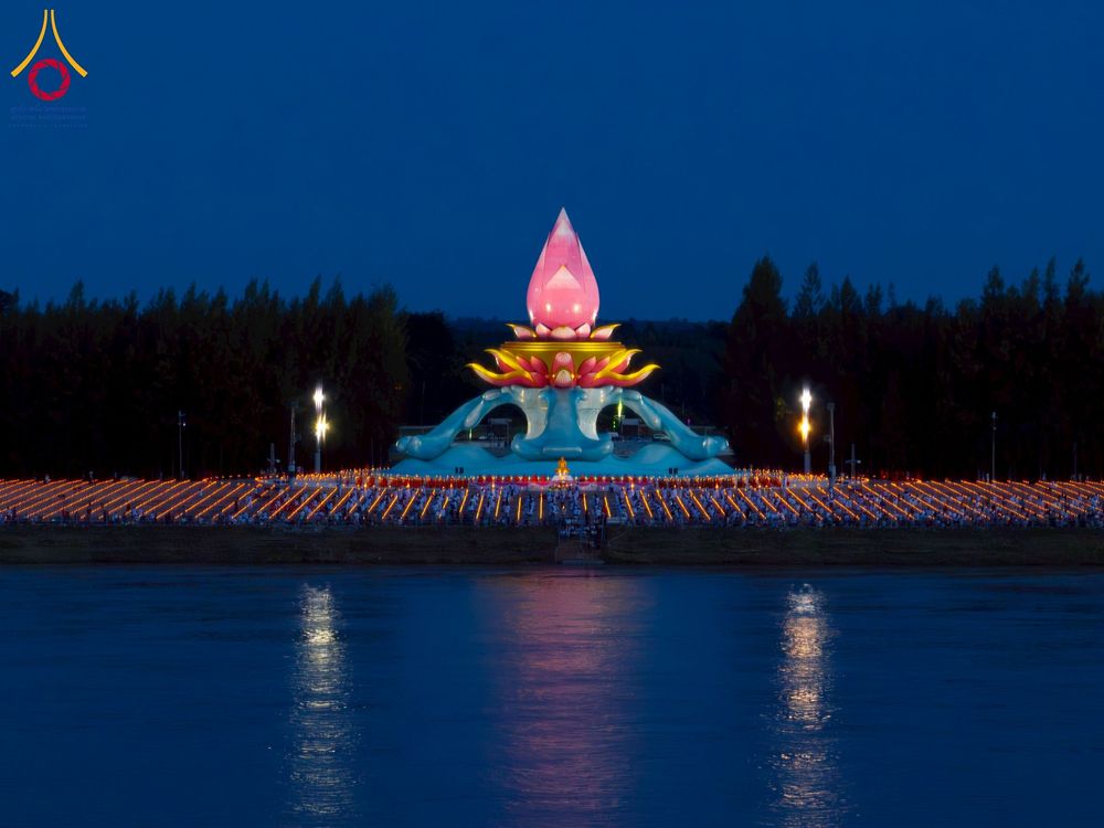 ภาพ No.250483:วันอังคารที่ 7 ตุลาคม พ.ศ. 2568 พิธีจุดประทีปบูชาพระรัตนตรัย ณ ลานธรรมปทุมรัตน์ธรรมเจดีย์ พุทธอุทยานนานาชาติ อ.โพนพิสัย จ.หนองคาย