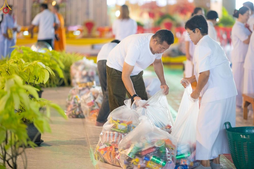 ภาพ No.246643:วันที่ 14 กันยายน พ.ศ. 2568 พิธีตักบาตรฉลองพระใหม่ ในโครงการอุปสมบทหมู่บูชาธรรม ครบรอบ108ปี วันครูผู้ค้นพบวิชชาธรรมกาย ณ วิหารคด วัดพระธรรมกาย