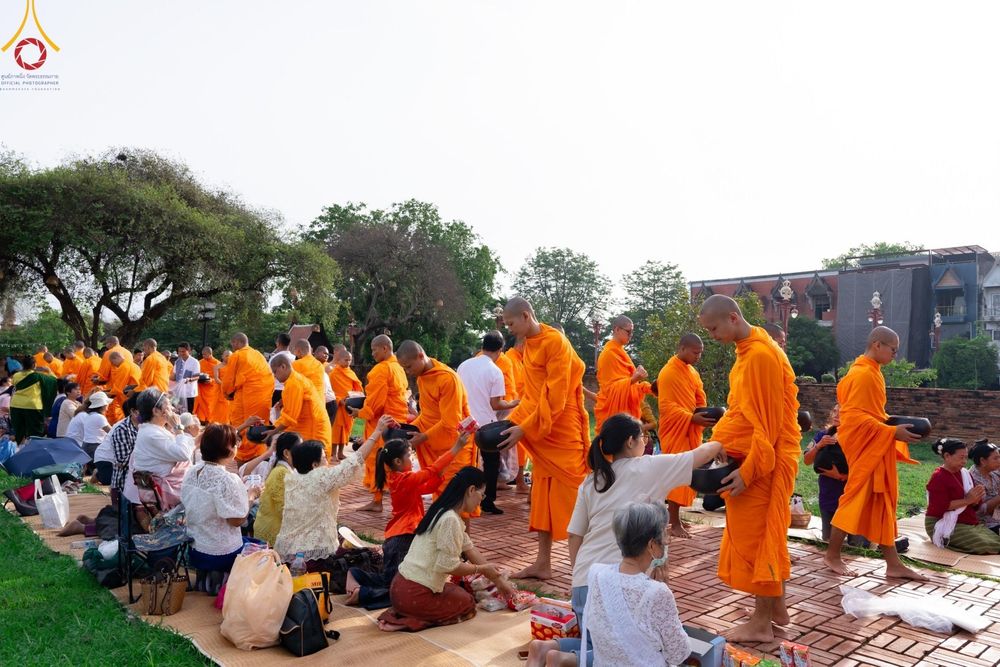 ภาพ No.138560:พิธีตักบาตร วัดราชบูรณะ จ.พระนครศรีอยุธยา วันที่ 25 พฤษภาคม พ.ศ.2567