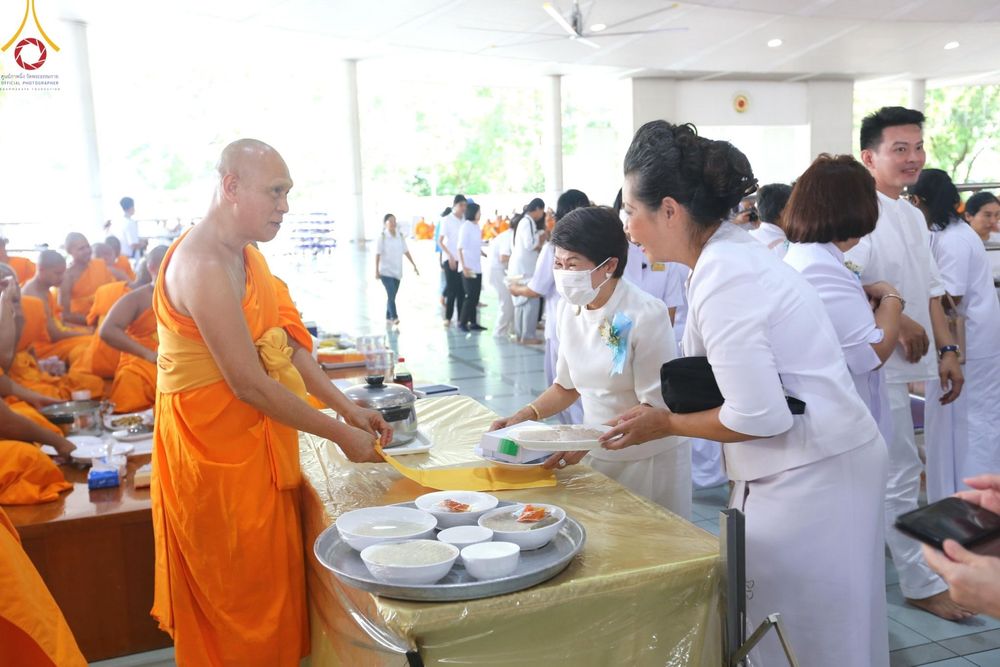 ภาพ No.162166:พิธีถวายภัตตาหารเมนูสวรรค์ เนื่องในวันออกพรรษา (ขึ้น 15 ค่ำ เดือน 11) วันพฤหัสบดีที่ 17 ตุลาคม พ.ศ. 2567 ณ หอฉันคุณยายอาจารย์ฯ วัดพระธรรมกาย