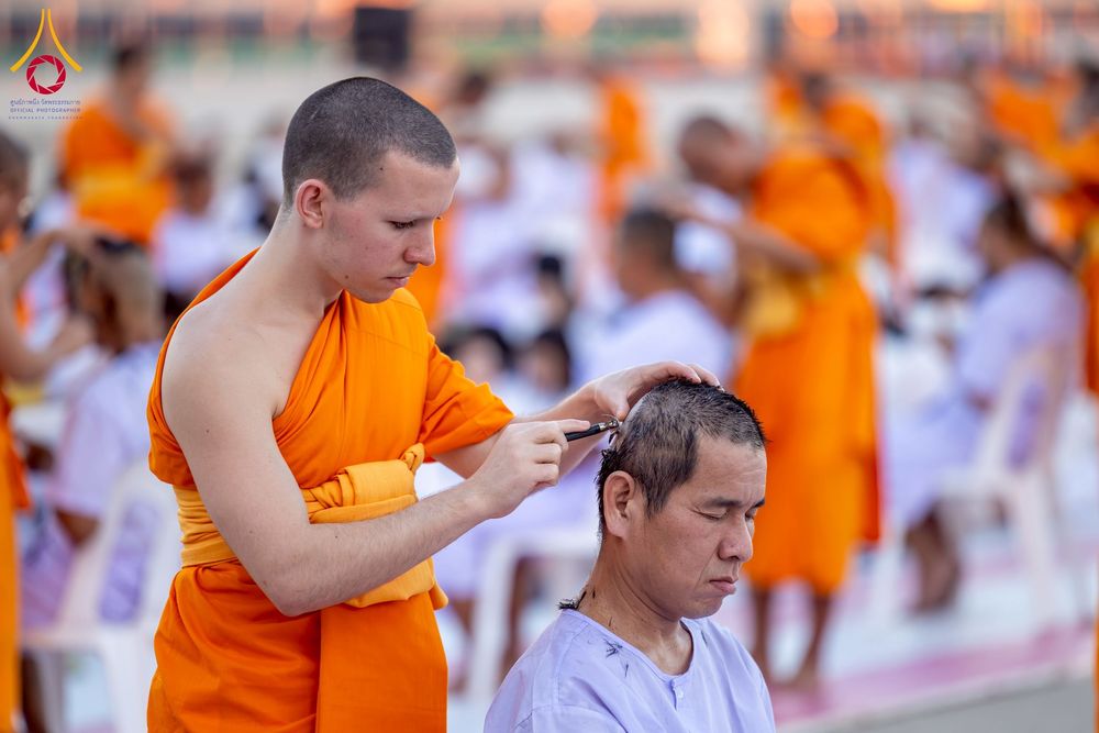 ภาพ No.274784:วันอาทิตย์ที่ 30 พฤศจิกายน พ.ศ. 2568 พิธีปลงผม โครงการอุปสมบทบูชาธรรมมหาปูชนียาจารย์ ปี 2568 ณ ลานธรรมพระมหาธรรมกายเจดีย์ ฝั่งทิศตะวันตก ระหว่างวิหารคดหมายเลข 8 และ 9 วัดพระธรรมกาย