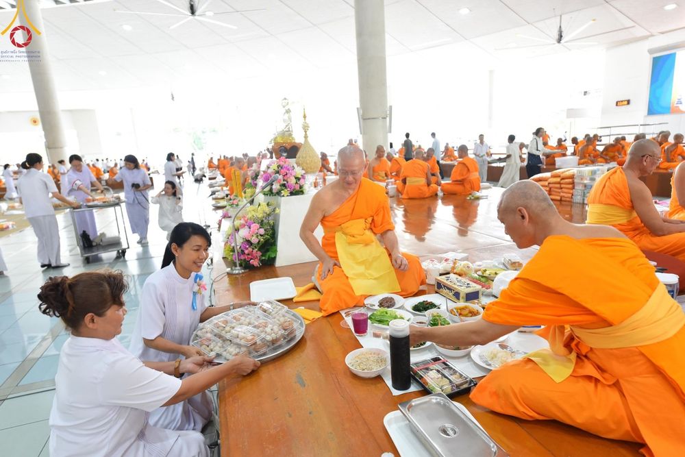 ภาพ No.158866:พิธีบุพเปตพลี ครั้งที่ 156 ร่วมอุทิศบุญแด่หมู่ญาติที่ล่วงลับไปแล้ว และสืบทอดอายุพระพุทธศาสนา วันพุธที่ 2 ตุลาคม พ.ศ. 2567 (วันพระ แรม 15 ค่ำ เดือน 10) ณ หอฉันคุณยายอาจารย์ฯ วัดพระธรรมกาย