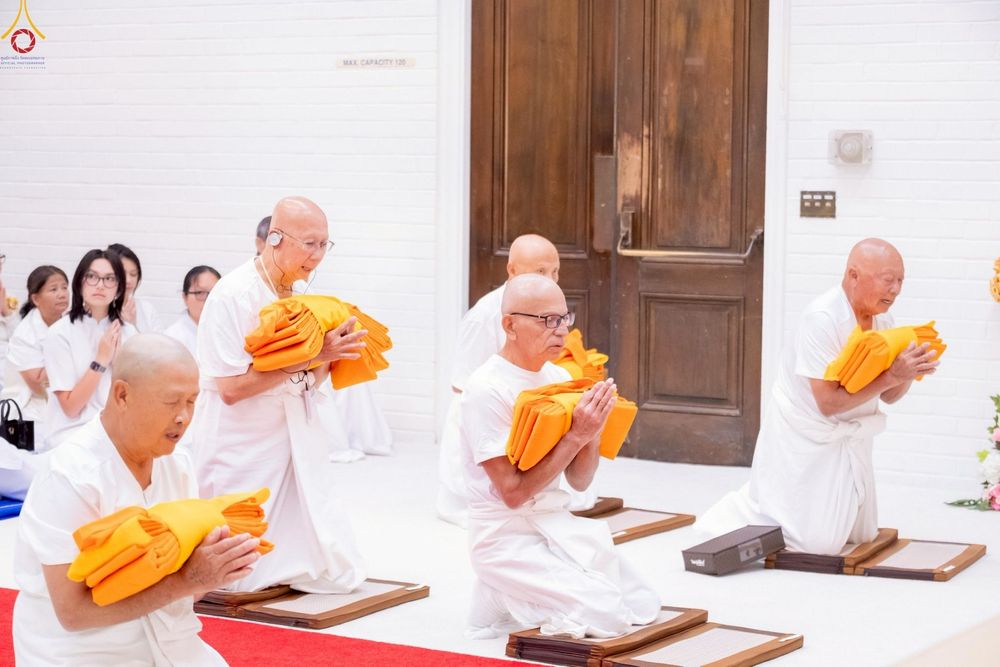 ภาพ No.252271:วันที่ 4-5 ตุลาคม พ.ศ. 2568  วัดพระธรรมกายแคลิฟอร์เนีย ประเทศสหรัฐอเมริกา ได้จัดพิธีตัดปอยผม โดยคณะสงฆ์ ญาติ ๆ และสาธุชน ให้กับนาคธรรมทายาท 8 ท่าน และได้จัดพิธีบรรพชา-อุปสมบท ฉลองพิธีทอดกฐินบรมจักรพรรดิ สร้างอุโบสถ 82 ปี บูชาธรรมหลวงพ่อธัมมชโย