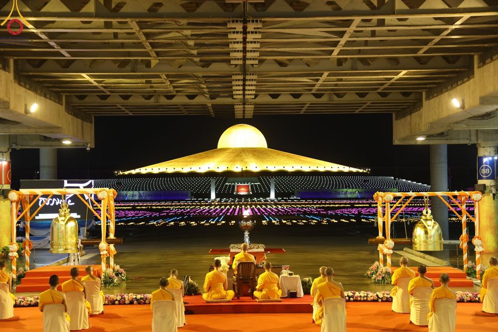 ภาพ No.150383:พิธีจุดประทีป และพิธีฉลองชัยสวดมนต์ บทธัมมจักกัปปวัตตนสูตร ครบ 6,668,272,727 จบ เนื่องในวันธรรมชัย 27 สิงหาคม พ.ศ. 2567 ณ มหารัตนวิหารคด วัดพระธรรมกาย