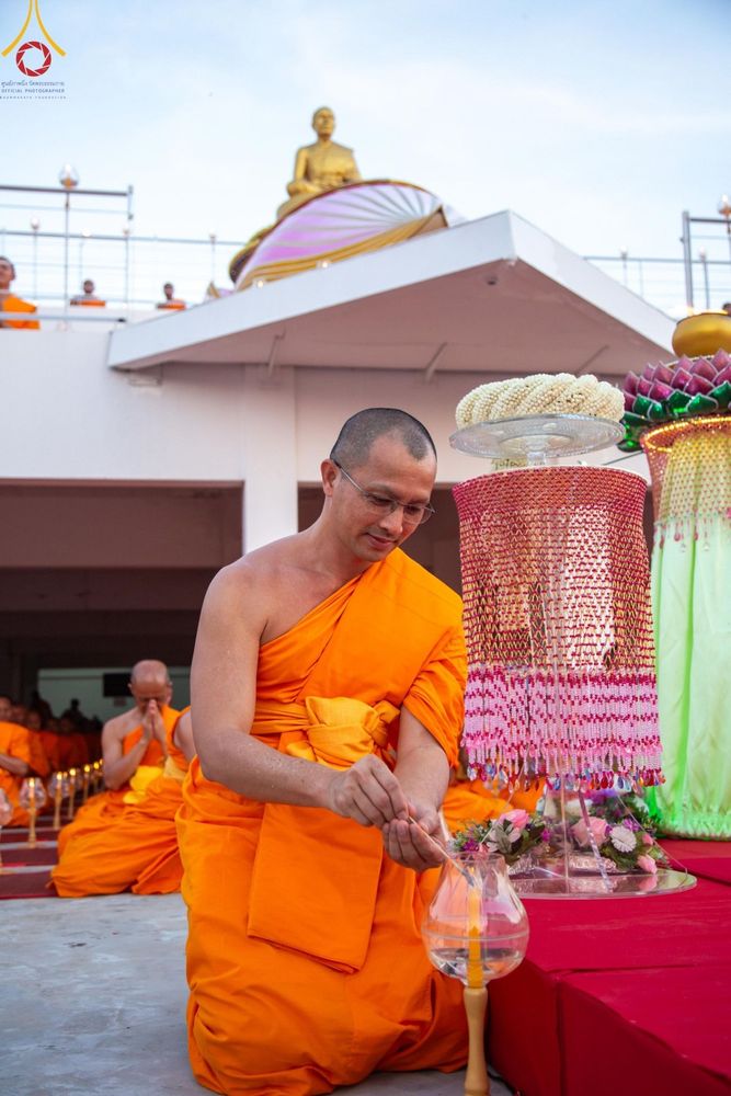 ภาพ No.201648:พิธีจุดประทีปถวายเป็นพุทธบูชา และบูชาธรรมมหาปูชนียาจารย์ ณ อาคารธรรมยาตรา กตัญญูบูชามหาปูชนียาจารย์ ตรงข้ามวัดปากน้ำภาษีเจริญ จ.กรุงเทพมหานคร ในโครงการธรรมยาตรา กตัญญูบูชา มหาปูชนียาจารย์ พระมงคลเทพมุนี(สด จนฺทสโร) พระผู้ปราบมาร อนุสรณ์สถาน 7 แห่ง