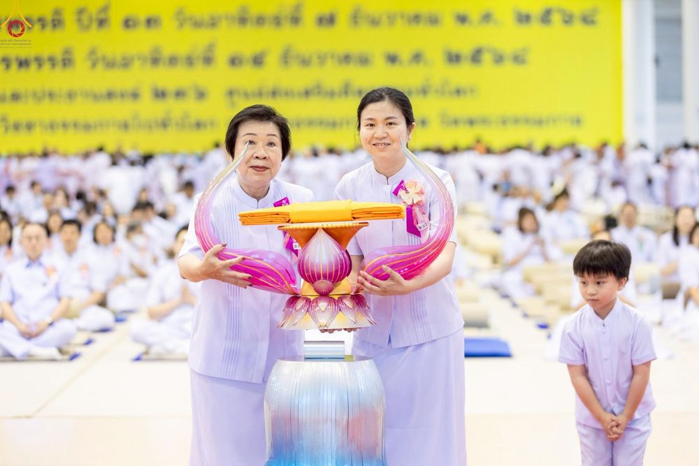 ภาพ No.277559:วันอาทิตย์ต้นเดือนที่ 7 ธันวาคม พ.ศ.2568 พิธีทอดผ้าป่าต้นสมบัติจักรพรรดิ ณ สภาธรรมกายสากล วัดพระธรรมกาย