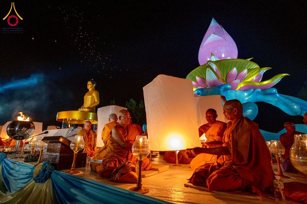 ภาพ No.266178:วันพุธที่ 5 พฤศจิกายน พ.ศ. 2568 (วันพระ ขึ้น 15 ค่ำ เดือน 12) พิธีจุดประทีปโคมลาน, โคมลอย และลอยกระทง ถวายประทีปเป็นพุทธบูชา สร้างความสว่างไสวให้กับแผ่นดินด้วยแสงธรรม ณ พุทธอุทยานนานาชาติ จังหวัดหนองคาย