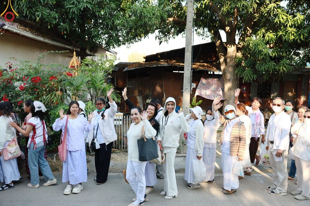ภาพ No.195417:พิธีตักบาตรพระธรรมยาตรา ณ อนุสรณ์สถานลำดับที่ 3 สถานที่เกิดใหม่ในเพศสมณะ วัดสองพี่น้อง ต.ต้นตาล อ.สองพี่น้อง จ.สุพรรณบุรี ในโครงการธรรมยาตรา กตัญญูบูชา มหาปูชนียาจารย์ พระมงคลเทพมุนี(สด จนฺทสโร) พระผู้ปราบมาร ปีที่ 13 วันที่ 15 มกราคม พ.ศ.2568