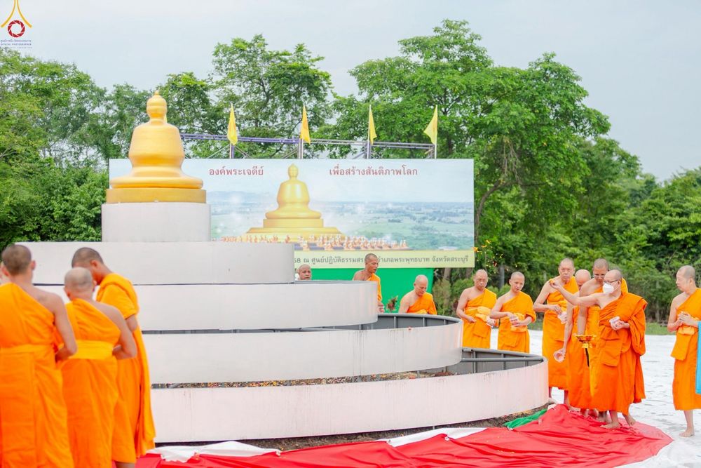 ภาพ No.246931:วันอาทิตย์ที่ 14 กันยายน พ.ศ. 2568 พิธีทอดผ้าป่า ซื้อดิน ปรับพื้นที่ลานธรรม  และพิธีกลั่นแผ่นดิน โปรยทราย สถาปนาองค์พระเจดีย์ เพื่อสร้างสันติภาพโลก  ณ ศูนย์ปฏิบัติธรรมสระบุรี อ.พระพุทธบาท จ.สระบุรี