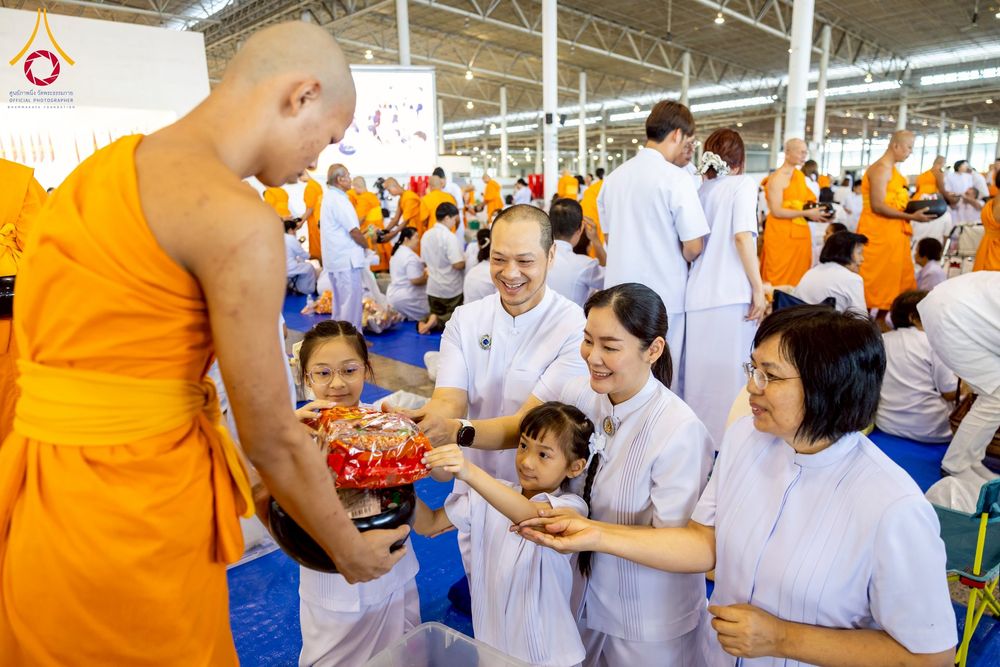 ภาพ No.256847:วันที่ 5 ตุลาคม พ.ศ. 2568 พิธีตักบาตร ข้าวสารอาหารแห้ง ณ บ้านแก้วเรือนทองคุณยายฯ สภาธรรมกายสากล วัดพระธรรมกาย