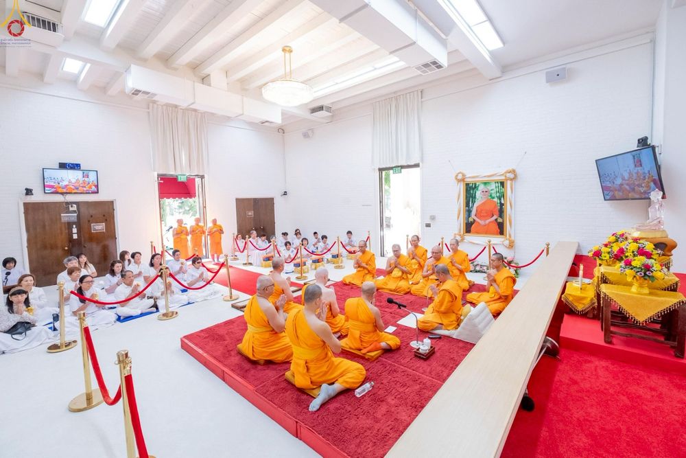 ภาพ No.252314:วันที่ 4-5 ตุลาคม พ.ศ. 2568  วัดพระธรรมกายแคลิฟอร์เนีย ประเทศสหรัฐอเมริกา ได้จัดพิธีตัดปอยผม โดยคณะสงฆ์ ญาติ ๆ และสาธุชน ให้กับนาคธรรมทายาท 8 ท่าน และได้จัดพิธีบรรพชา-อุปสมบท ฉลองพิธีทอดกฐินบรมจักรพรรดิ สร้างอุโบสถ 82 ปี บูชาธรรมหลวงพ่อธัมมชโย