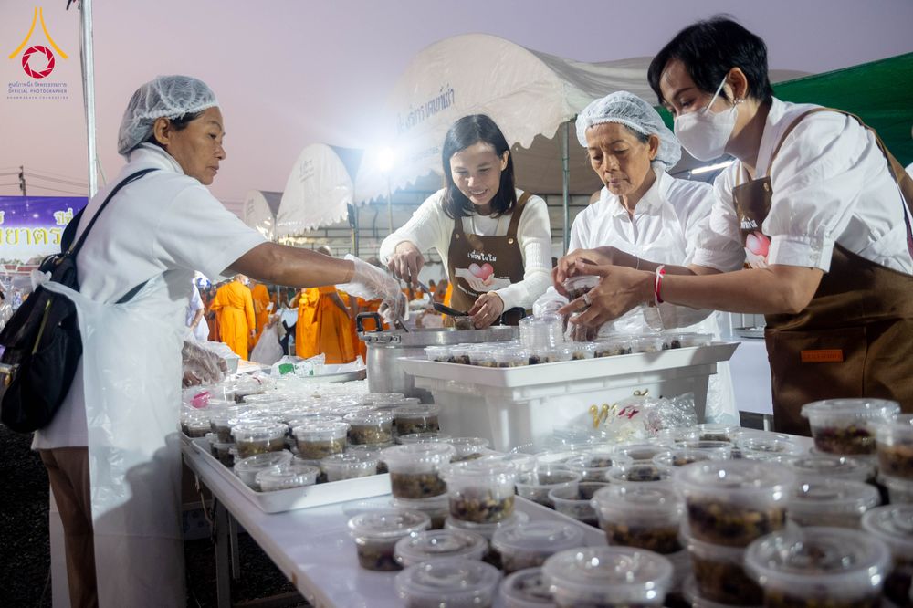ภาพ No.296652:วันที่ 18 มกราคม พ.ศ. 2569 พิธีถวายภัตตาหารเป็นสังฆทาน แด่พระธรรมยาตรา ณ วัดโบสถ์บน ต.บางคูเวียง จ.นนทบุรี อนุสรณ์สถานลำดับที่ 4 สถานที่เกิดด้วยกายธรรม ในโครงการธรรมยาตรา กตัญญูบูชา มหาปูชนียาจารย์ พระมงคลเทพมุนี(สด จนฺทสโร) พระผู้ปราบมาร อนุสรณ์สถาน 7 แ