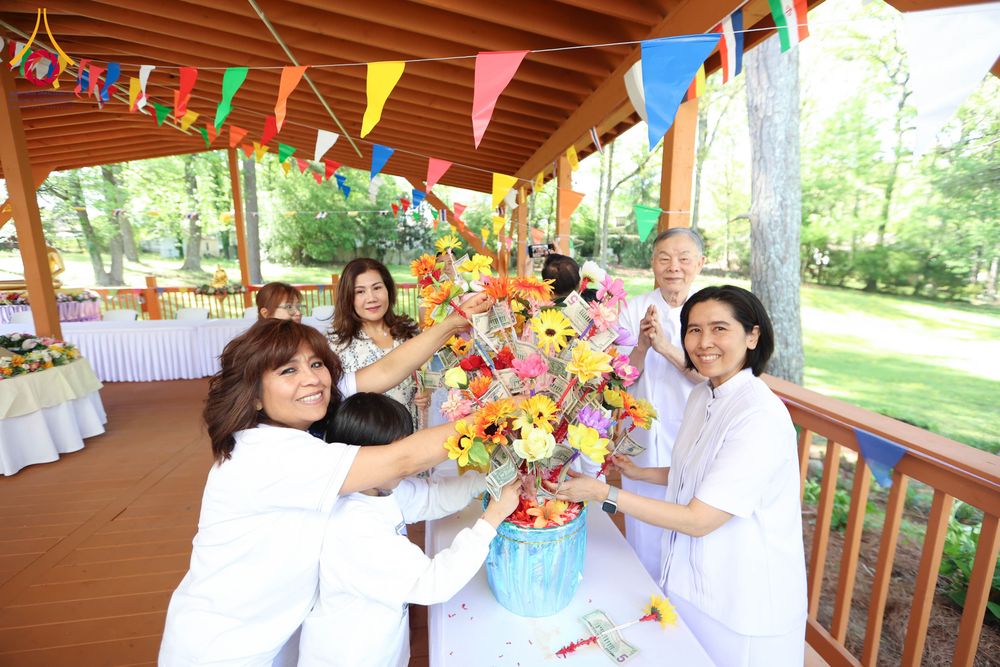 ภาพ No.321620:วันอาทิตย์ที่ 12 เมษายน พ.ศ.2569 กิจกรรมงานบุญวันสงกรานต์ (ตักบาตร ขอขมาพ่อแม่ สรงน้ำพระ รดน้ำขอพร) ณ วัดพระธรรมกายจอร์เจีย ประเทศสหรัฐอเมริกา