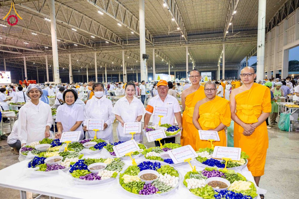 ภาพ No.302993:วันที่ 26 มกราคม พ.ศ. 2569 พิธีถวายภัตตาหารเป็นสังฆทาน แด่พระธรรมยาตรา ณ วัดพระธรรมกาย  จังหวัดปทุมธานี ในโครงการธรรมยาตรา กตัญญูบูชา มหาปูชนียาจารย์ พระมงคลเทพมุนี(สด จนฺทสโร) พระผู้ปราบมาร อนุสรณ์สถาน 7 แห่ง ปีที่ 14