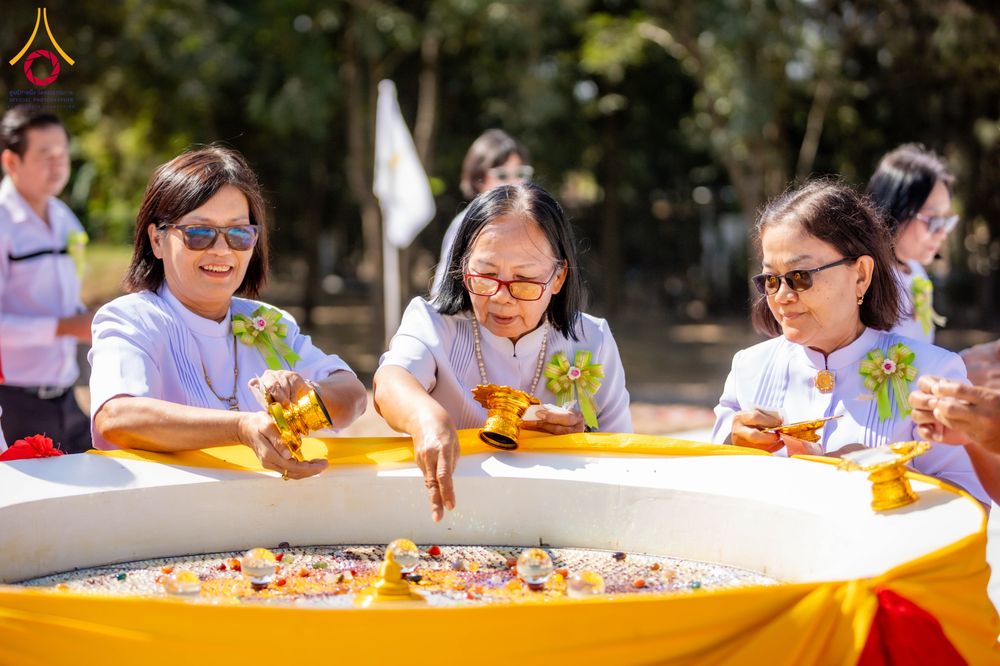 ภาพ No.285803:วันพุธที่ 10 ธันวาคม พ.ศ.2568  พิธีตอกเสาเข็มมงคลต้นสุดท้าย รองรับองค์พระเจดีย์เพื่อสร้างสันติภาพโลก ณ ศูนย์ปฏิบัติธรรมและศูนย์อบรมเยาวชน ชัยนาท