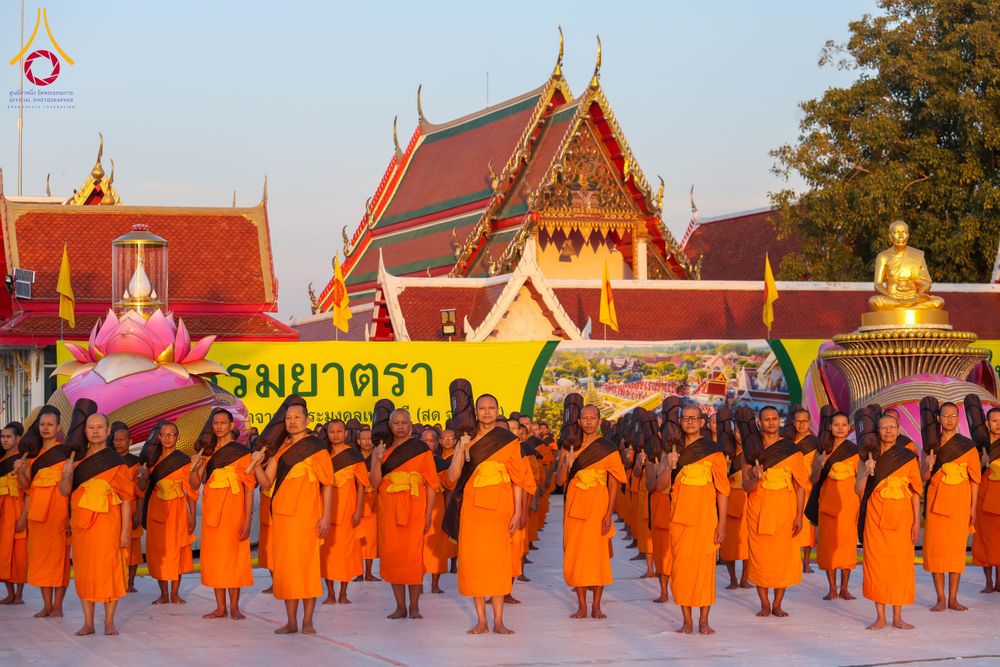 ภาพ No.294690:วันอาทิตย์ที่ 14 ธันวาคม พ.ศ.2568 พระธรรมยาตราปฏิบัติธรรมและถ่ายภาพหมู่ประวัติศาสตร์ ณ วัดสองพี่น้อง ต.ต้นตาล อ.สองพี่น้อง จ.สุพรรณบุรี ในโครงการธรรมยาตรา กตัญญูบูชา มหาปูชนียาจารย์ พระมงคลเทพมุนี(สด จนฺทสโร) พระผู้ปราบมาร อนุสรณ์สถาน 7 แห่ง ปีที่ 14
