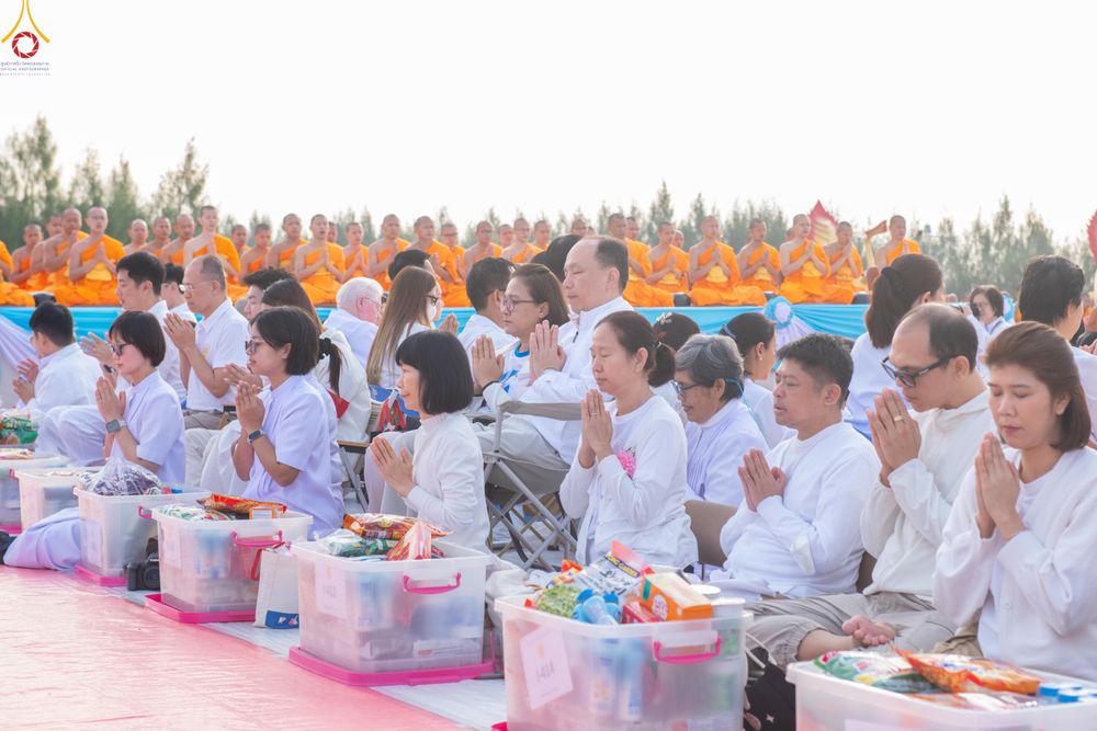 ภาพ No.302605:วันที่ 24 มกราคม พ.ศ. 2569 พิธีตักบาตรพระธรรมยาตรา(ภาพชุดที่ 2) ณ อนุสรณ์สถานลำดับที่ 5 สถานที่เผยแผ่วิชชาธรรมกายครั้งแรก อนุสรณ์สถานบางปลา วัดบางปลา อำเภอบางเลน จังหวัดนครปฐม ในโครงการธรรมยาตรา กตัญญูบูชา มหาปูชนียาจารย์ พระมงคลเทพมุนี(สด จนฺทสโร) พระผู