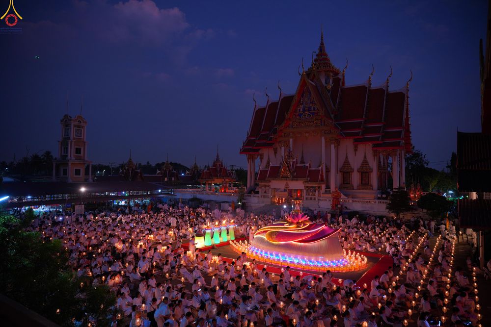 ภาพ No.297157:วันที่ 17 มกราคม พ.ศ. 2569 พิธีจุดประทีปถวายเป็นพุทธบูชา และบูชาธรรมมหาปูชนียาจารย์ (ภาพชุดที่ 2) ณ วัดโบสถ์บน ต.บางคูเวียง จ.นนทบุรี อนุสรณ์สถานลำดับที่ 4 สถานที่เกิดด้วยกายธรรม ในโครงการธรรมยาตรา กตัญญูบูชา มหาปูชนียาจารย์ พระมงคลเทพมุนี(สด จนฺทสโร) พร