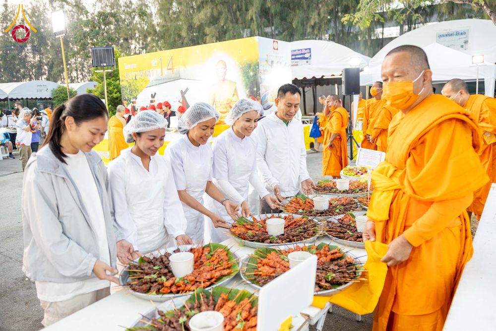 ภาพ No.293511:วันที่ 13 มกราคม พ.ศ. 2569 พิธีถวายภัตตาหารเป็นสังฆทาน แด่พระธรรมยาตรา ณ อนุสรณ์สถานมหาวิหารพระมงคลเทพมุนี (โลตัสแลนด์) อ.สองพี่น้อง จ.สุพรรณบุรี ในโครงการธรรมยาตรา กตัญญูบูชา มหาปูชนียาจารย์ พระมงคลเทพมุนี(สด จนฺทสโร) พระผู้ปราบมาร อนุสรณ์สถาน 7 แห่ง ปี