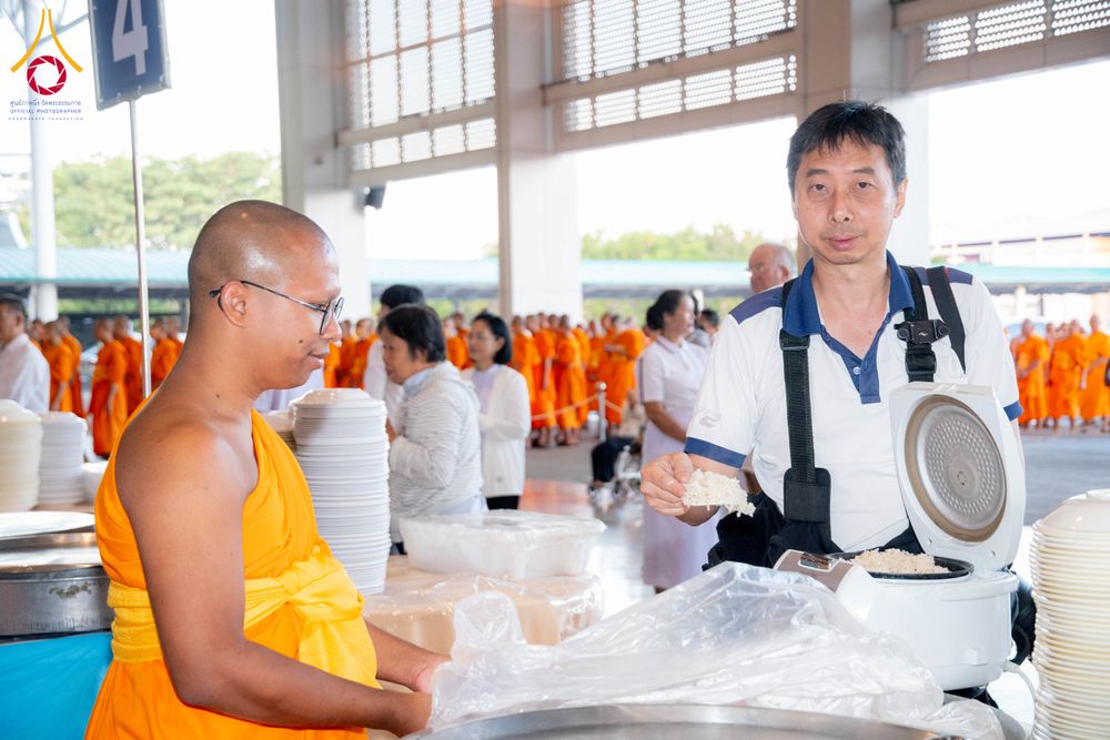 ภาพ No.287324:วันที่ 3 มกราคม พ.ศ.2569 พิธีถวายภัตตาหารเป็นสังฆทาน แด่พระธรรมยาตรา ณ วัดพระธรรมกาย  จังหวัดปทุมธานี ในโครงการธรรมยาตรา กตัญญูบูชา มหาปูชนียาจารย์ พระมงคลเทพมุนี(สด จนฺทสโร) พระผู้ปราบมาร อนุสรณ์สถาน 7 แห่ง ปีที่ 14