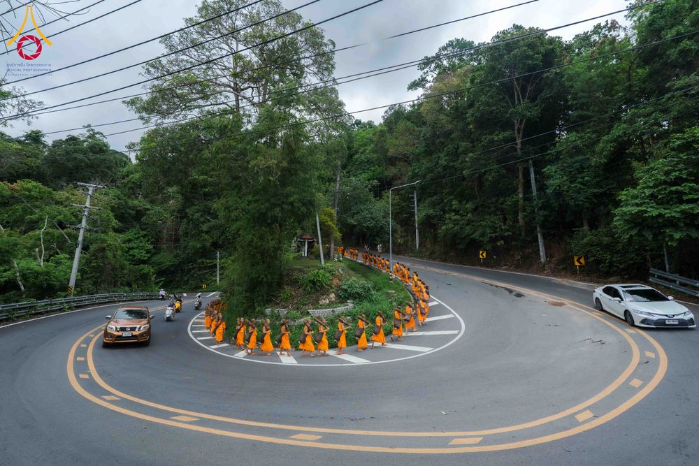 ภาพ No.329169:วันเสาร์ที่ 16 พฤษภาคม พ.ศ.2569 ธรรมยาตรา เดินดูดวงขึ้นดอยฉลองแชมป์บาลี วัดบ้านขุน อำเภอฮอด จังหวัดเชียงใหม่